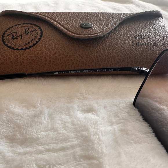Ray-Ban Women’s RB1971 Square Sunglasses – Timeless Retro Elegance
